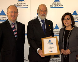 Professor Pete Thomas and Maria-Teresa Sanz-Villegas of the European Commission are presented with the award by Prince Michael of Kent.