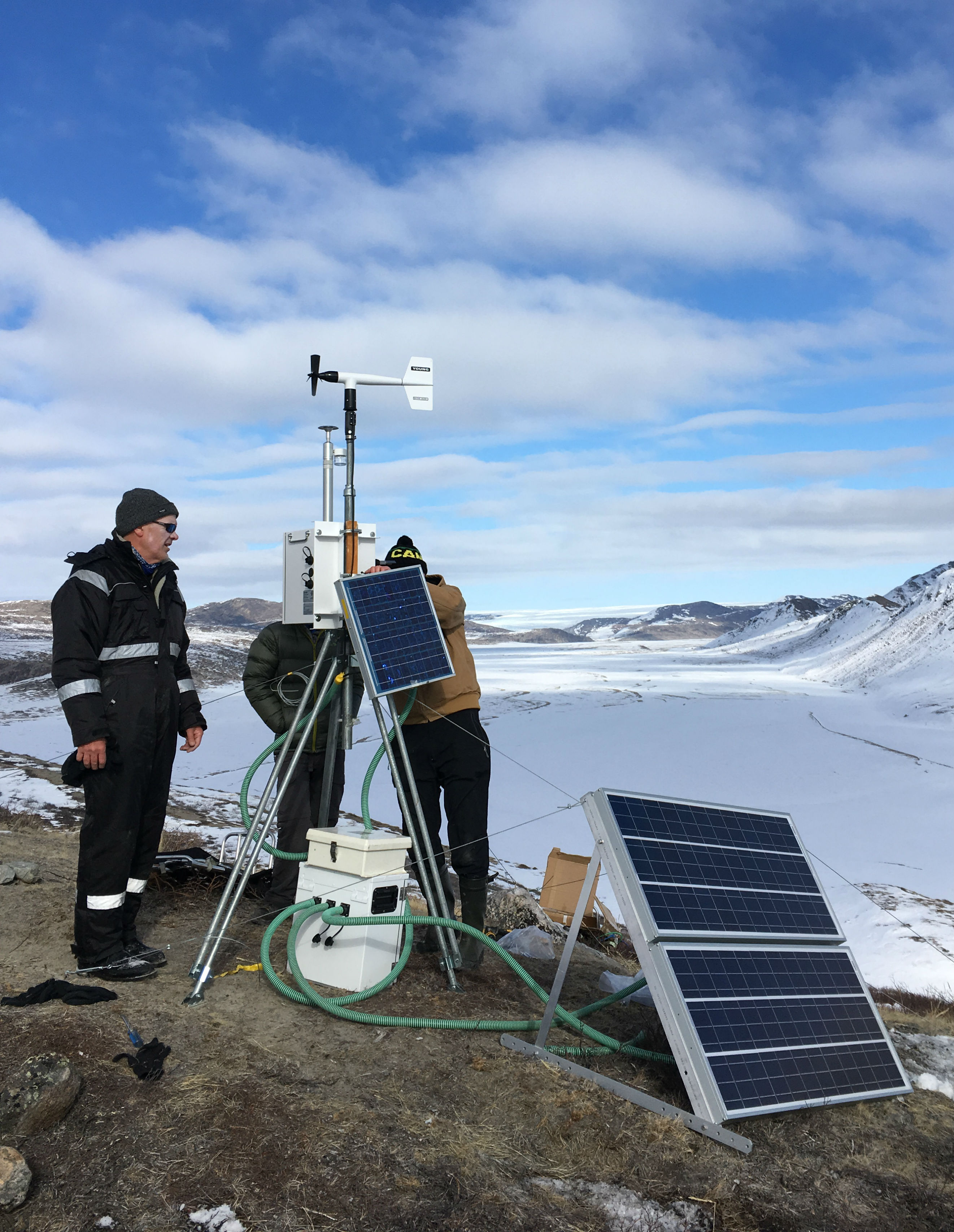 Scientists erecting a dust catcher in Greenland