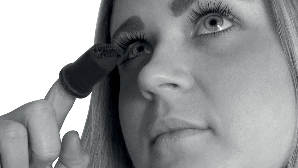 Person modelling Infinity Mascara product