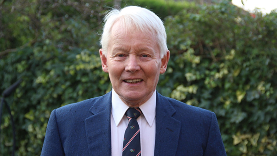 Headshot of alumnus Peter Warden