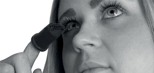 Person modelling Infinity Mascara product