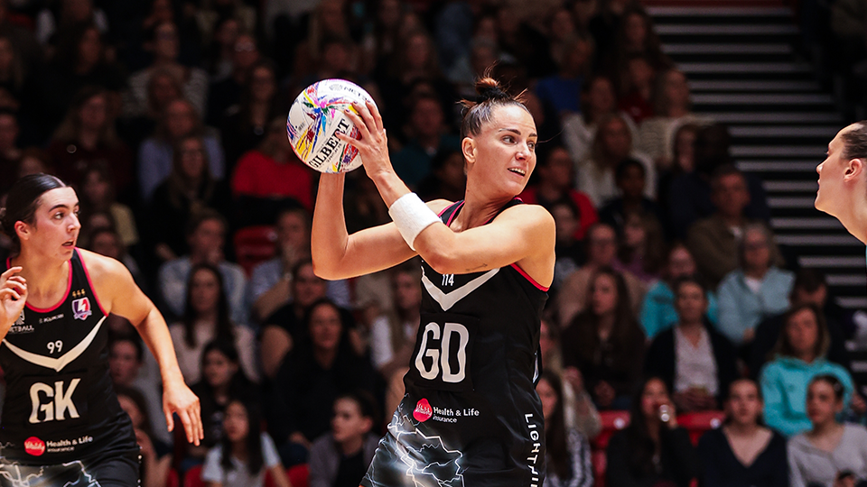 shadine van der merwe catching the netball and looking for her next pass