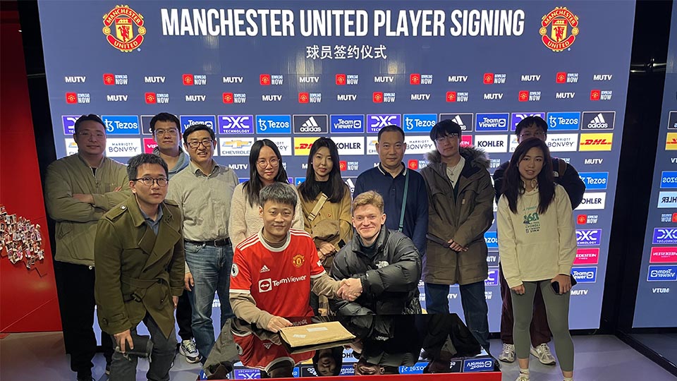 group of alumni gather for picture at Manchester United Museum in Beijing