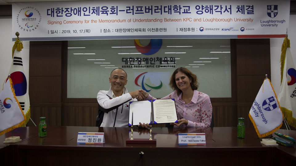 Photograph of Professor Vicky Tolfrey at a patnership meeting in Japan