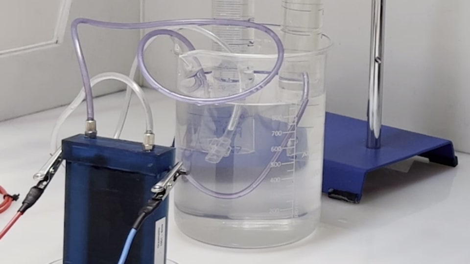 Experiment demonstrating production of green hydrogen