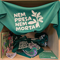 Stickers and flags for Neither Imprisoned Nor Dead, a feminist campaign that works in the field of communication and advocacy for the right to abortion in Brazil.