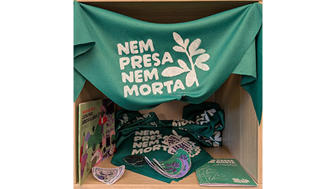 Stickers and flags for Neither Imprisoned Nor Dead, a feminist campaign that works in the field of communication and advocacy for the right to abortion in Brazil.
