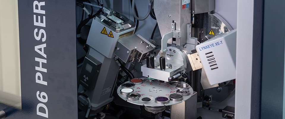 An image showing the sample platter within a D6 XRD