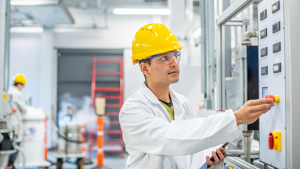 Student in a lab wearing PPE.