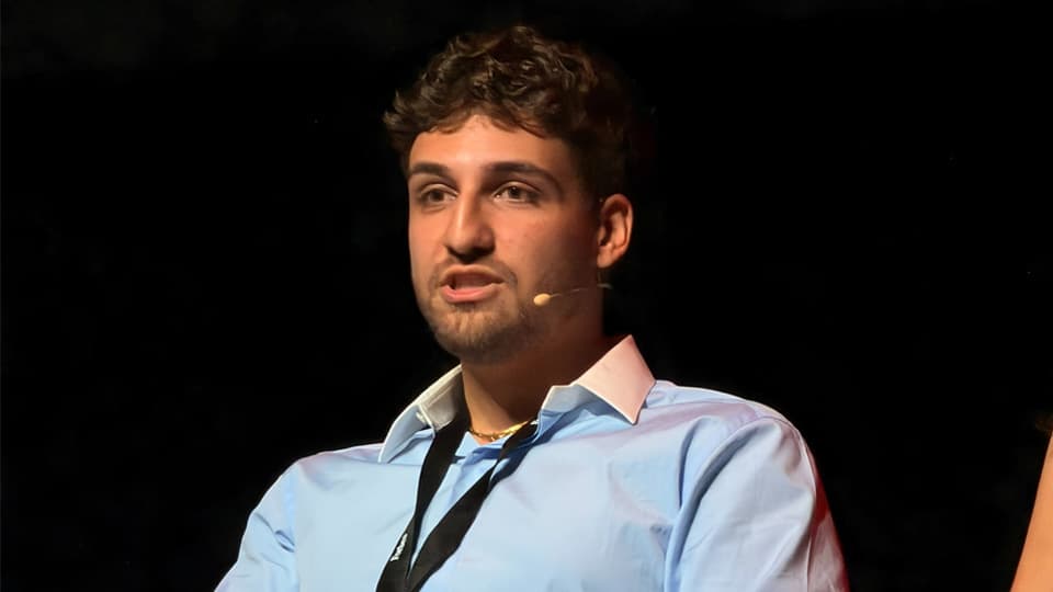 Alexander Dillon speaks on stage at the Forbes Spain 30 under 30 event.