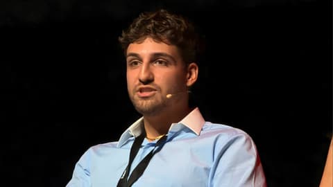 Alexander Dillon speaks on stage at the Forbes Spain 30 under 30 event.