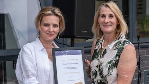 Grammatoula Papaioannou receives the Researcher of the Year Award.
