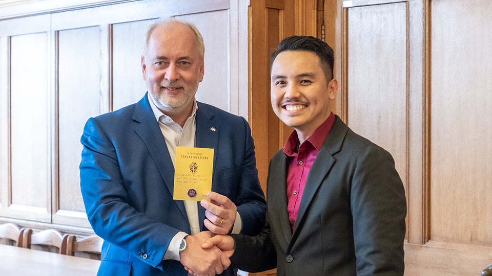 Ridzuan receiving his gold award with VC Nick Jennings