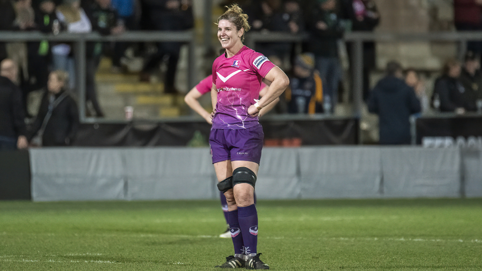 sarah hunter on pitch in loughborough lightning gear