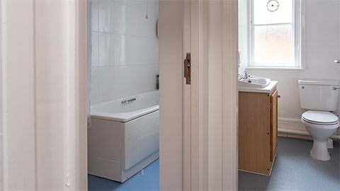 Shared bathroom, with separate bath and toilet, in Highfields William Morris