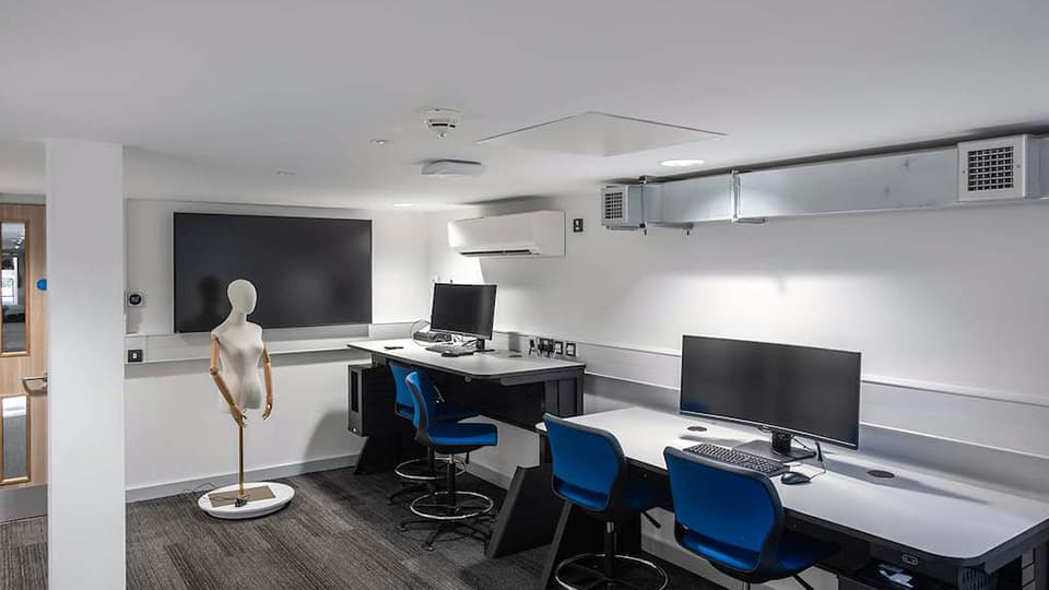 DigiLabs Central - DLC001 - 3D Static Capture - small white/grey-coloured lab with mannequin