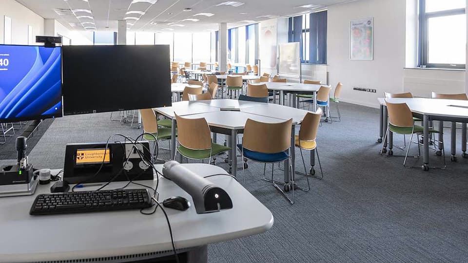 StemLab - WPL201 - large and airy teaching space with circular table layout