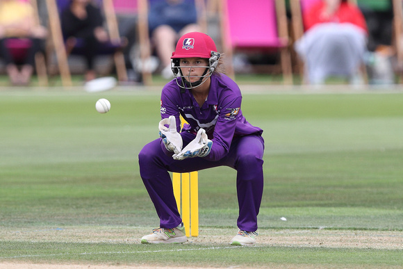 Amy Jones playing cricket