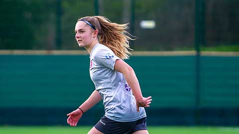 Action shot of Jess on pitch wearing the grey Lightning Football away kit