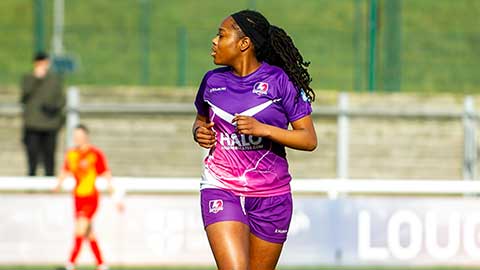 Player Muna Eze on pitch