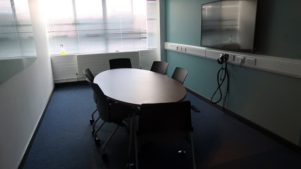 Wavy Top WAV010 - oval table and screen