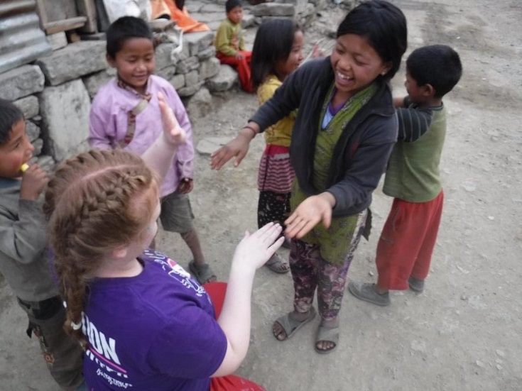 Mia with children during her volunteering experience in Nepal.  