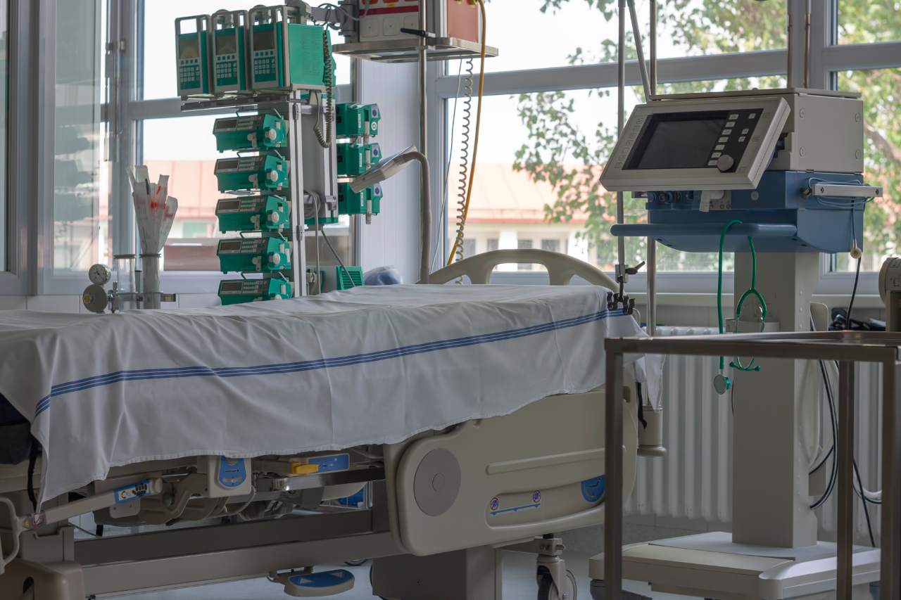 A hospital room with ventilator.