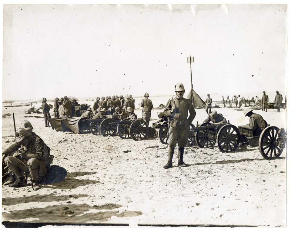 Photograph of Italian troops in Libya in October 1911. It was taken by journalist and reporter Victor Forbin for several French newspapers. (Image from the Service Historique de la Défense (2K34-161) form the Rumpf archival fonds.)