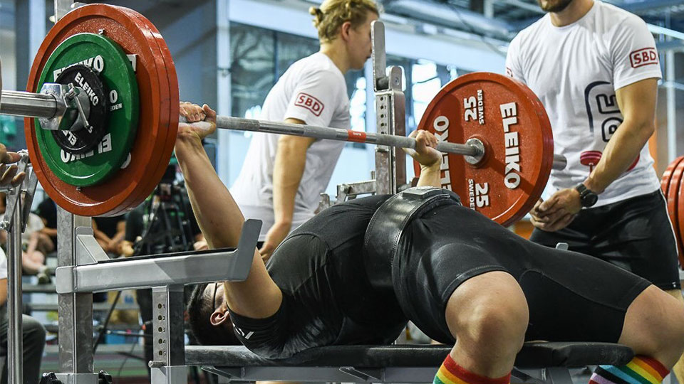 Ming Lau bench press at powerlifting competition 